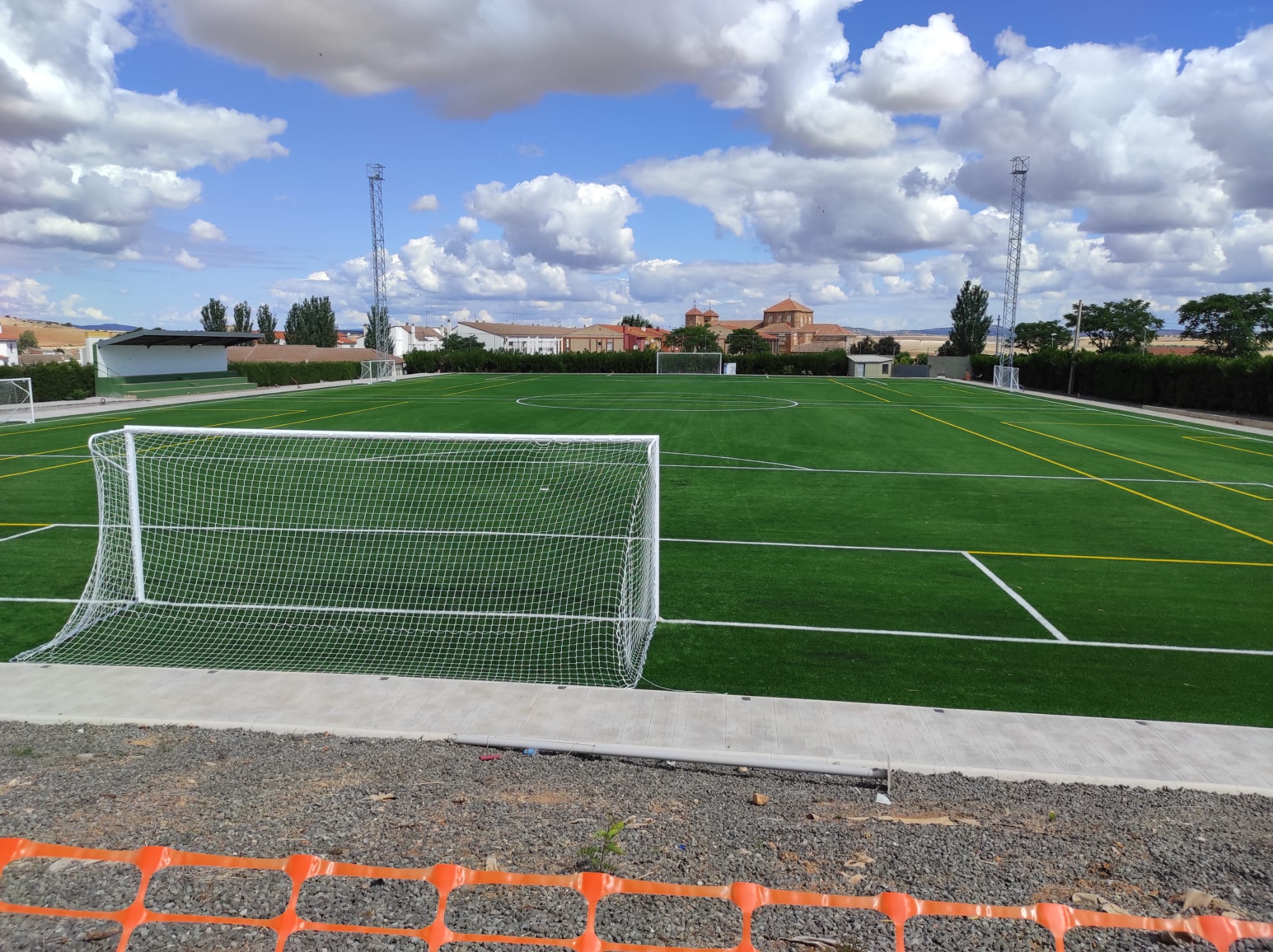 nuevo campo de fútbol con césped artificial